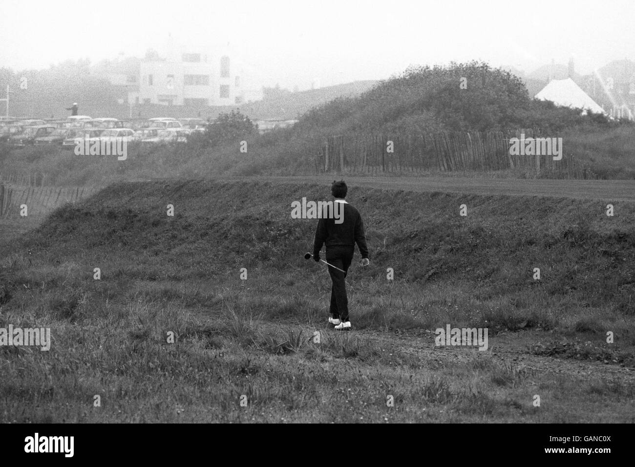 Peter Townsend de Grande-Bretagne, qui a manqué son appel de tee et a dû commencer tard par lui-même. Banque D'Images