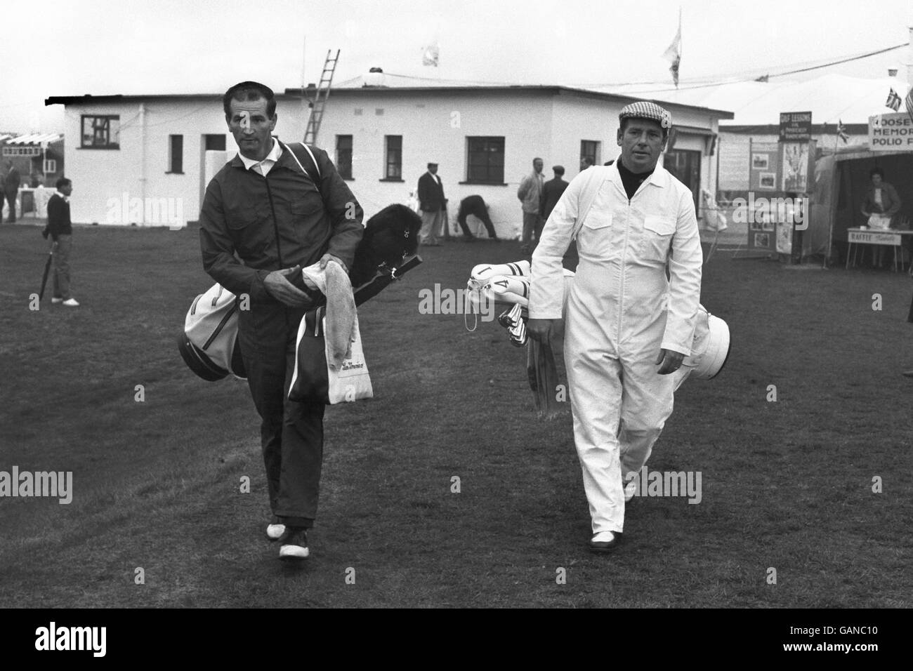 Haut Ryder Cup caddies Willie Aitchison (à gauche) et Alf Fyldes expérimentent avec les combinaisons de type chaudière en nylon, bleu foncé pour les États-Unis et blanc pour les Britanniques. Les méchants ont menacé de se faire oublier sur le port de ces combinaisons qu'ils ont dit trop chaudes et trop moqueuses. Après une réunion, un compromis a été fait, acceptant que Fyldes et Aitchison devraient expérimenter avec eux. Banque D'Images