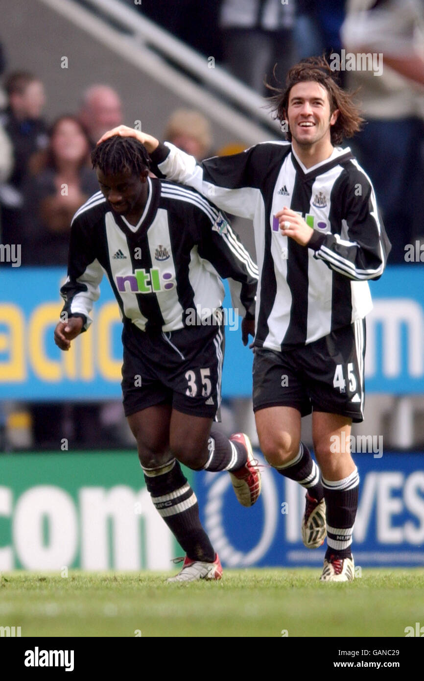 Oliver Bernard de Newcastle United fête avec Hugo Viana après avoir obtenu son score Le but gagnant contre Chelsea Banque D'Images