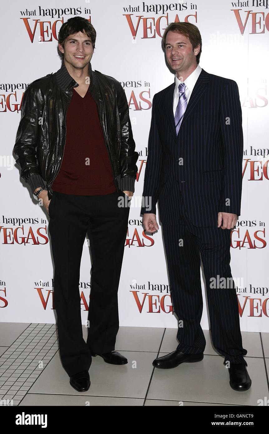 Ashton Kutcher (à gauche) et le réalisateur Tom Vaughan arrivent pour la première britannique de ce qui se passe à Las Vegas au cinéma Odeon West End, Leicester Square, Londres. Banque D'Images