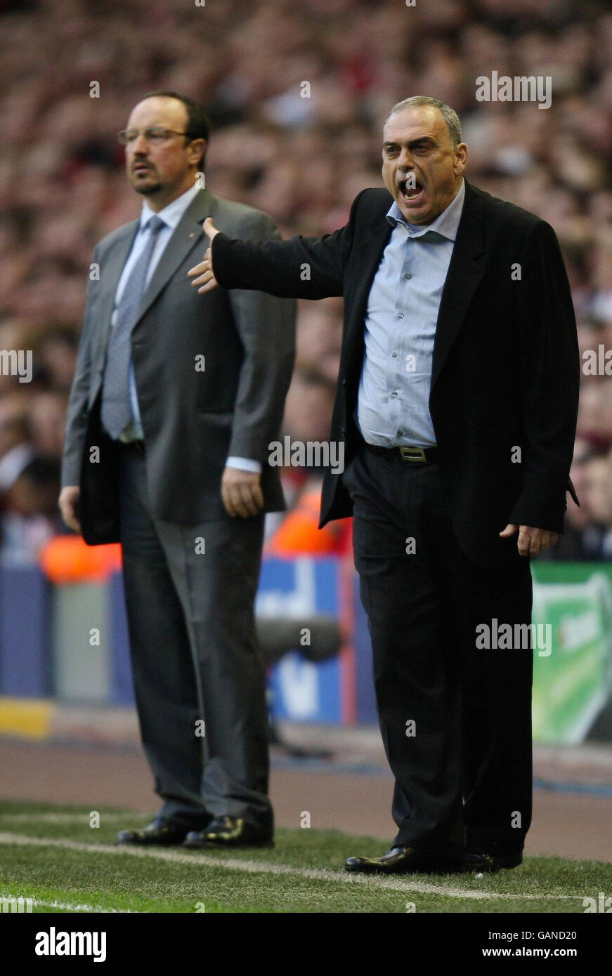 Rafael Benitez, directeur de Liverpool, et Avram Grant, directeur de Chelsea, lors du match de demi-finale de la première jambe de l'UEFA Champions League à Anfield, Liverpool. Banque D'Images