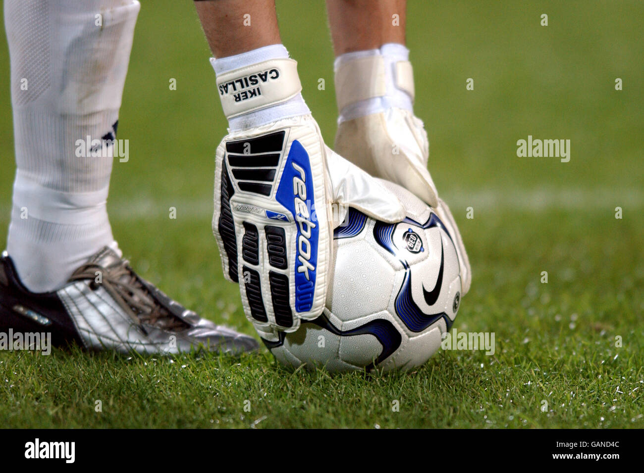 Iker Casilles du Real Madrid place la balle pour un but coup Banque D'Images