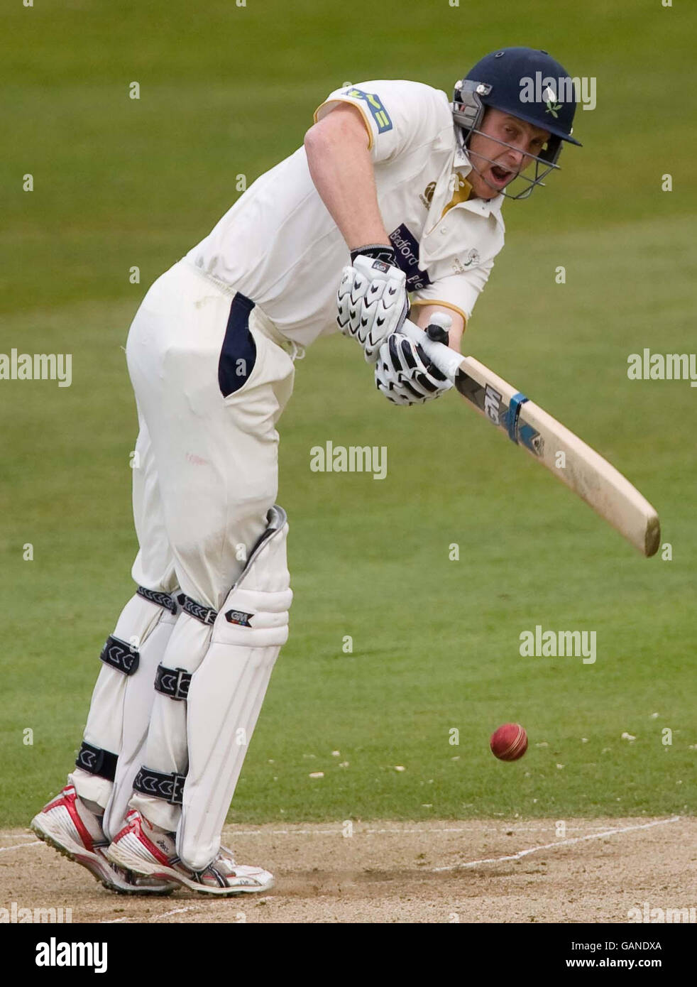 Andrew Gale, du Yorkshire, s'est mis en route pour atteindre 138 courses lors du premier match de la LV County Champonship Division à Headingley Carnegie, Leeds. Banque D'Images