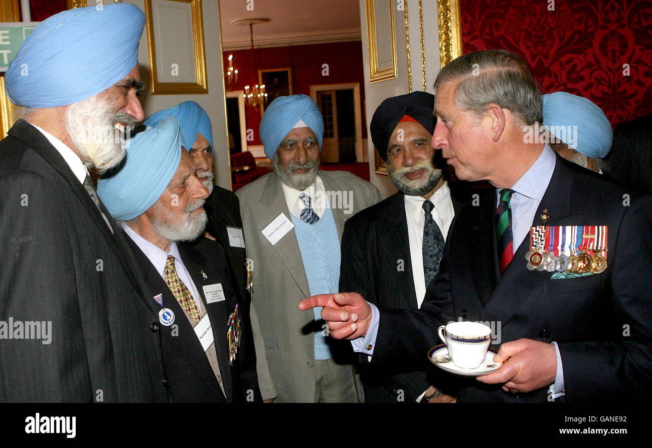 Le Prince de Galles rencontre les anciens combattants survivants de la Brigade sikh de l'Armée britannique lors d'un événement marquant le festival religieux et culturel sikh de Vaisakhi au Palais St James, Londres. Banque D'Images