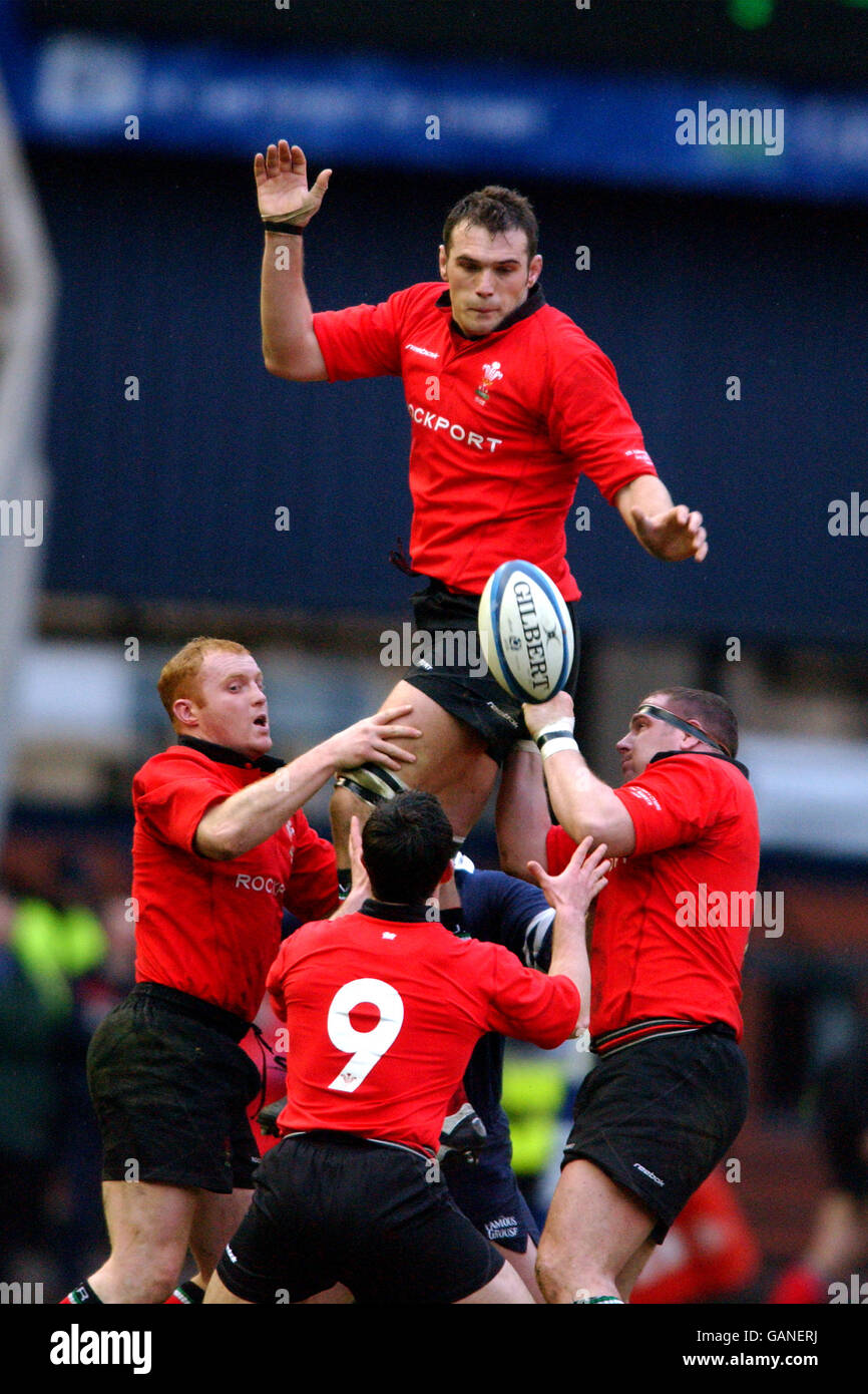 (G-D)les joueurs du pays de Galles Martyn Williams, Gareth Cooper et Iestyn Thomas élèvent Robert Sidoli dans l'air pour attraper le ballon Banque D'Images