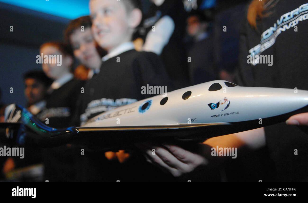 Les écoliers ont un modèle de SpaceShipTwo lors du lancement du concours national des écoles de Virgin Galactic 'la mission Virgin Galactic' à la Royal Aeronautical Society dans le centre de Londres. Banque D'Images