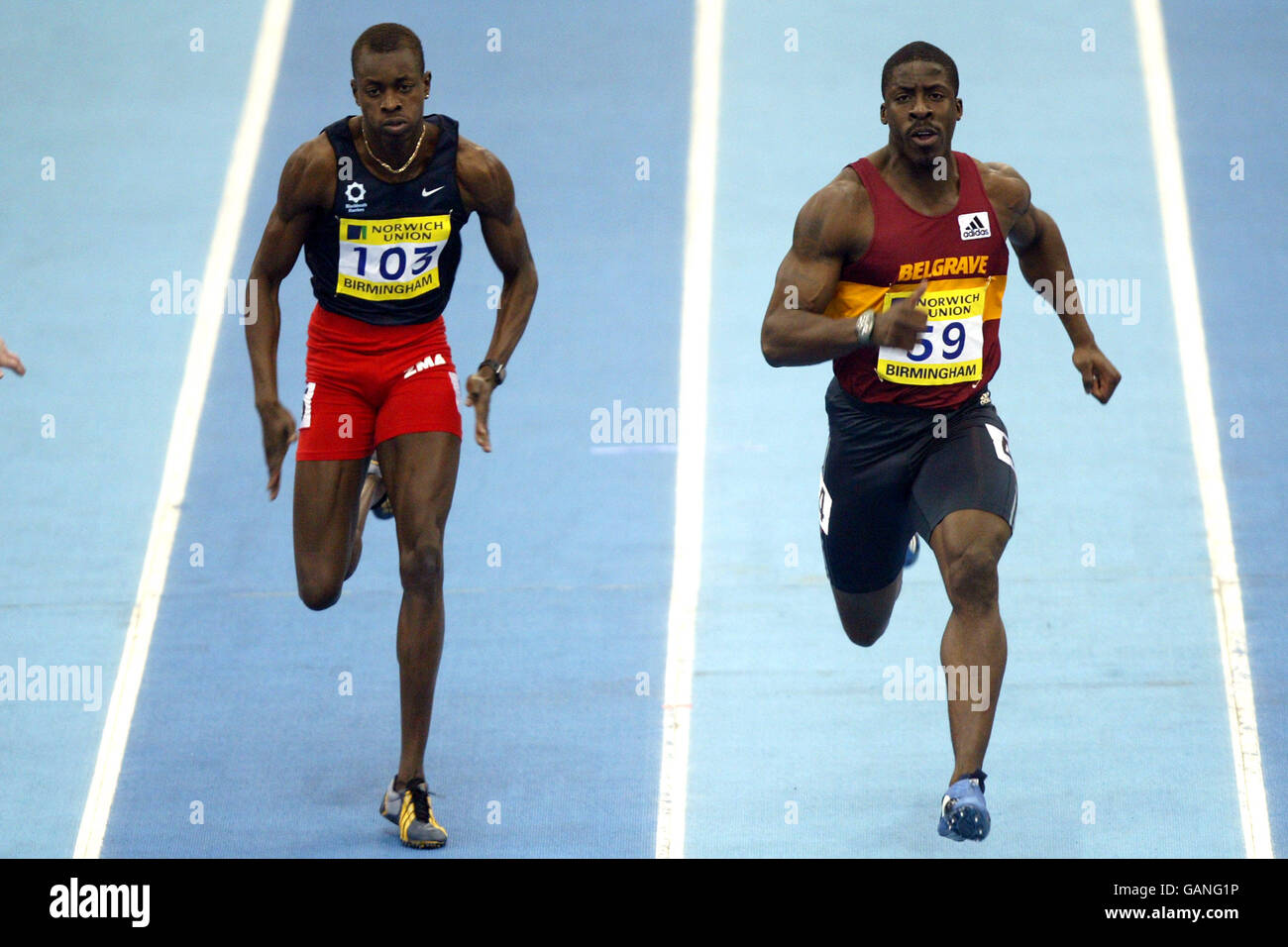 Athlétisme - Norwich Union World Indoor Trials & AAAS Championships - Birmingham.Les chambres Dwain de Belgrave Harriers (59) mènent la maison de Golding Julien de Blackheath dans la demi-finale de Mens 60m Banque D'Images