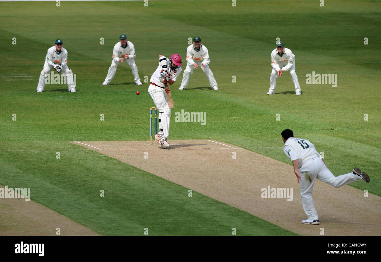 Cricket - Liverpool Victoria County Championship - Division 2 - deuxième jour - Northamptonshire / Worcestershire - The County GR....Monty Panesar de Northamptonshire fait face au bowling de Kabir Ali de Worcestershire Banque D'Images