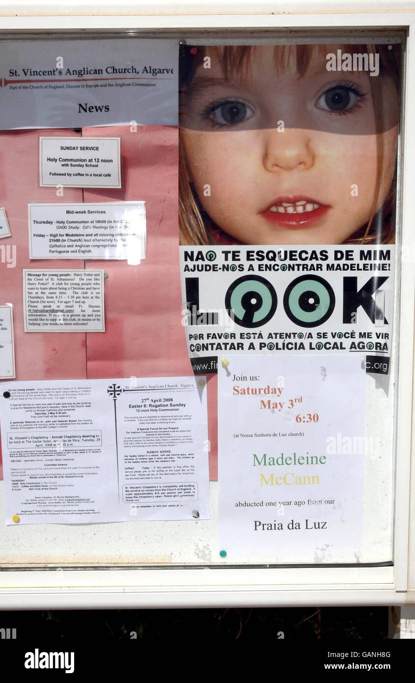 Une affiche de la campagne « Trouvez Maddie » sur un panneau d'affichage à l'extérieur de l'église notre-Dame de la lumière, à Praia Da Luz, Portugal. C'est un an que Madeleine McCann a disparu de l'appartement de vacances de ses parents dans la ville d'Algarve. Banque D'Images