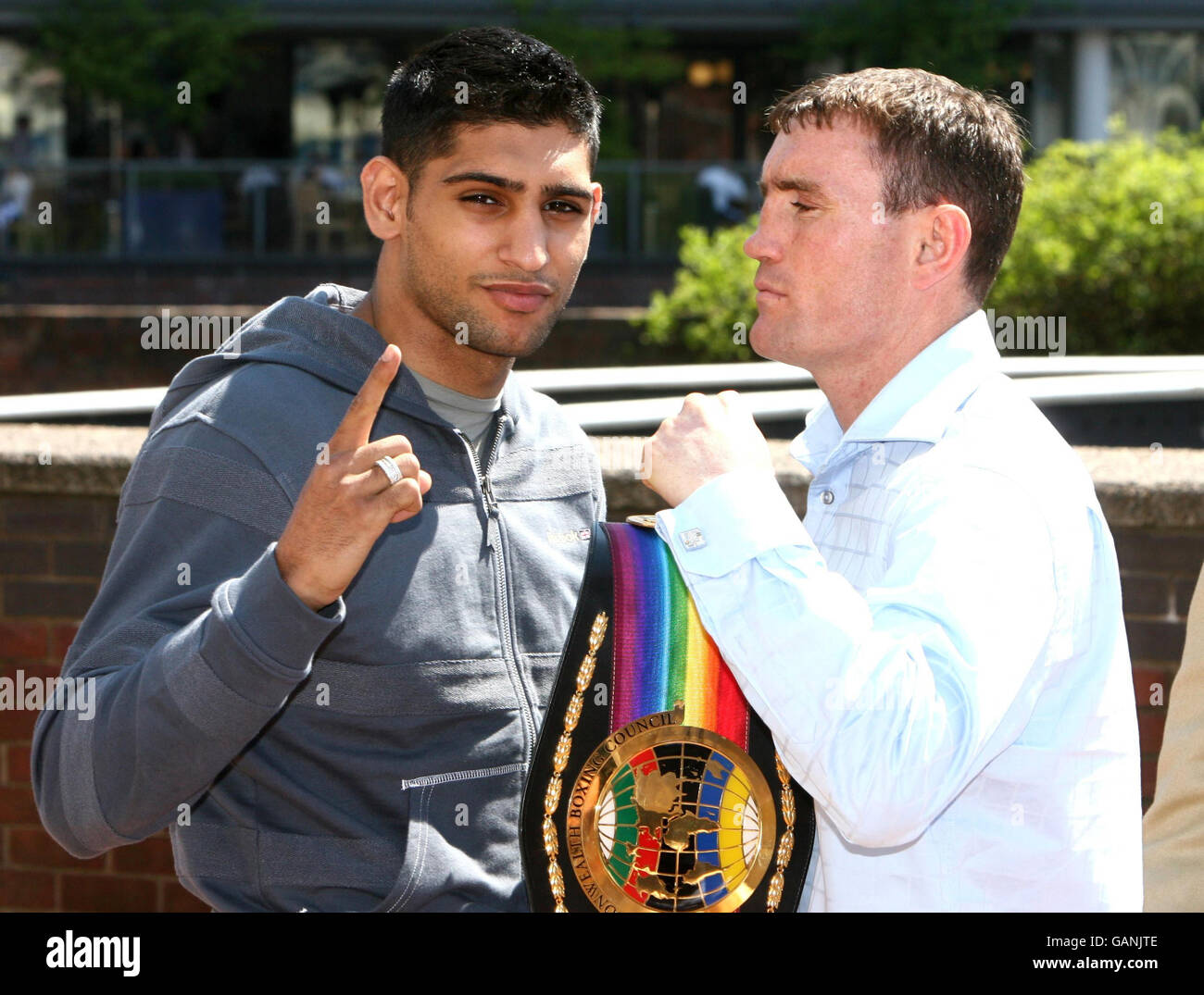 Le boxer Amir Khan se tient avec Micheal Gomez (à droite) lors de la conférence de presse à la National Indoor Arena, Birmingham. Banque D'Images