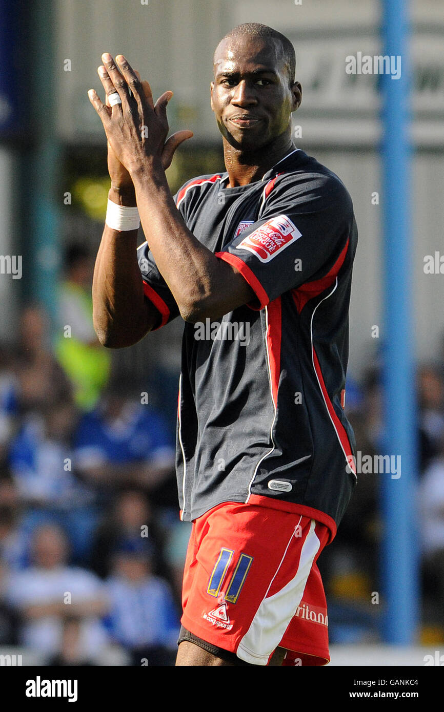 Colchester United v Stoke City Layer Road, Colchester - 26/4/2008 les fans de Colchester profitent du dernier match jamais organisé sur Layer Road. Mamady Sidibe, Stoke City Banque D'Images