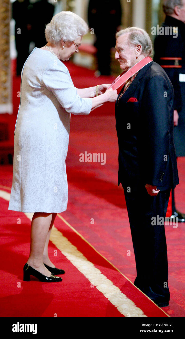 L'acteur Leslie Phillips reçoit un CBE de la reine Elizabeth II de Grande-Bretagne à Buckingham Palace, Londres. Banque D'Images