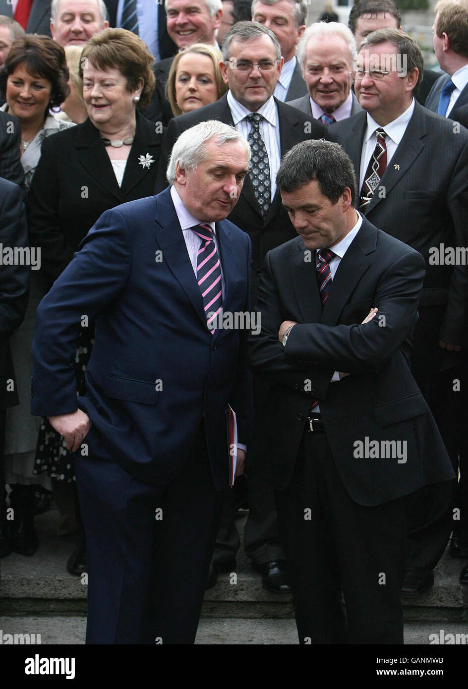 Taoiseach Bertie Ahern s'entretient avec le ministre des Transports Noel Dempsey après que Brian Cowen ait été publiquement dévoilé aujourd'hui en tant que leader désigné du parti Fianna Fail devant le Parlement de Dail à Dublin. Banque D'Images