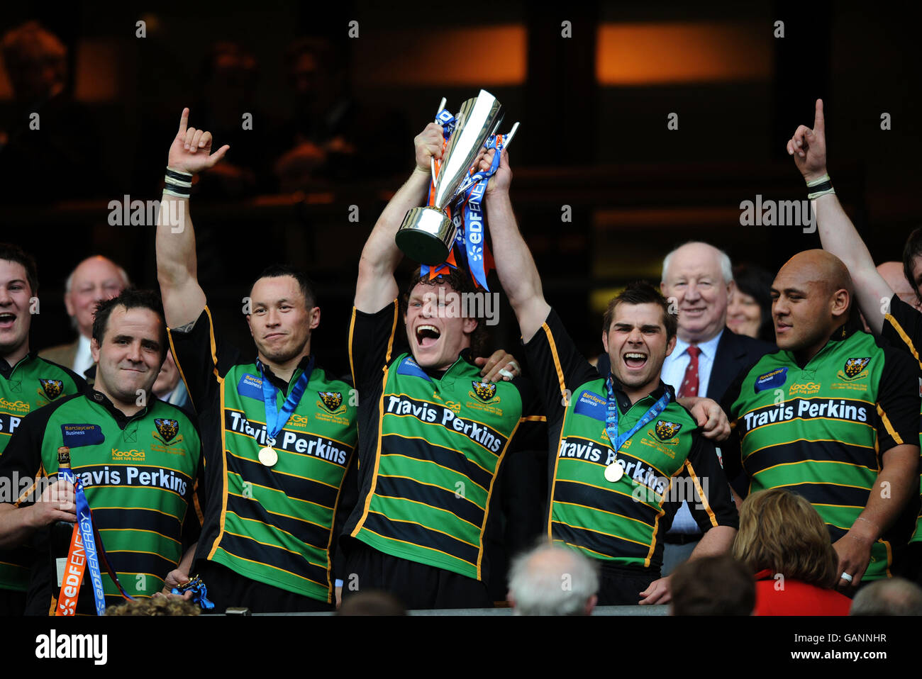 Darren Fox et Johnny Howard de Northampton Saints lèvent l'EDF Trophée national de l'énergie Banque D'Images