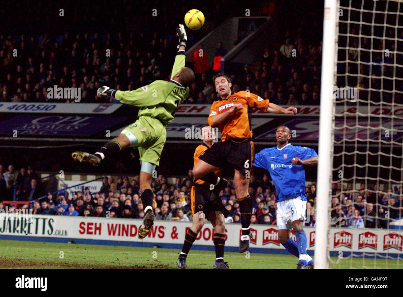 De gauche à droite : Matt Murray, gardien de but de Wolverhampton Wanderers, et Denis Irwin et Paul Butler, coéquipiers, se combinent pour nier le Marcus Bent d'Ipswich Town Banque D'Images