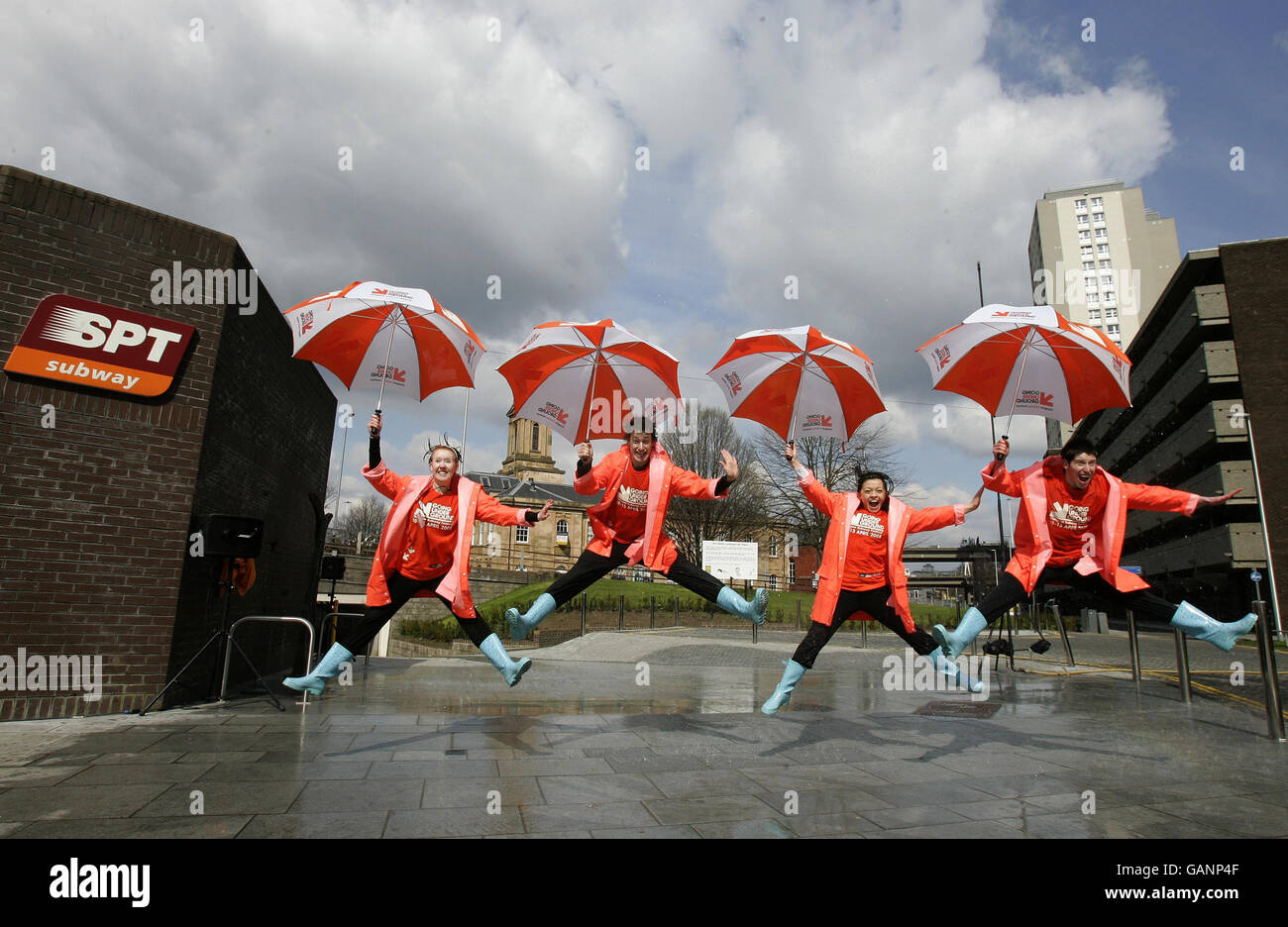 Gampta 'Sing in the Rain' danseurs se présentant sous une machine à pluie à la gare de Cowcaddens dans le cadre du premier festival de métro de Glasgow. Banque D'Images