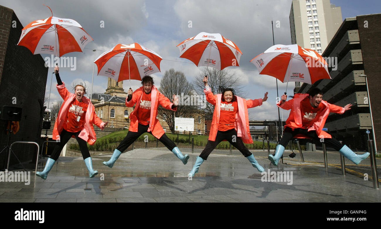 Gampta 'Sing in the Rain' danseuses se présentant sous une machine à pluie à la gare de Cowcaddens dans le cadre du premier festival du métro de Glasgow. Banque D'Images