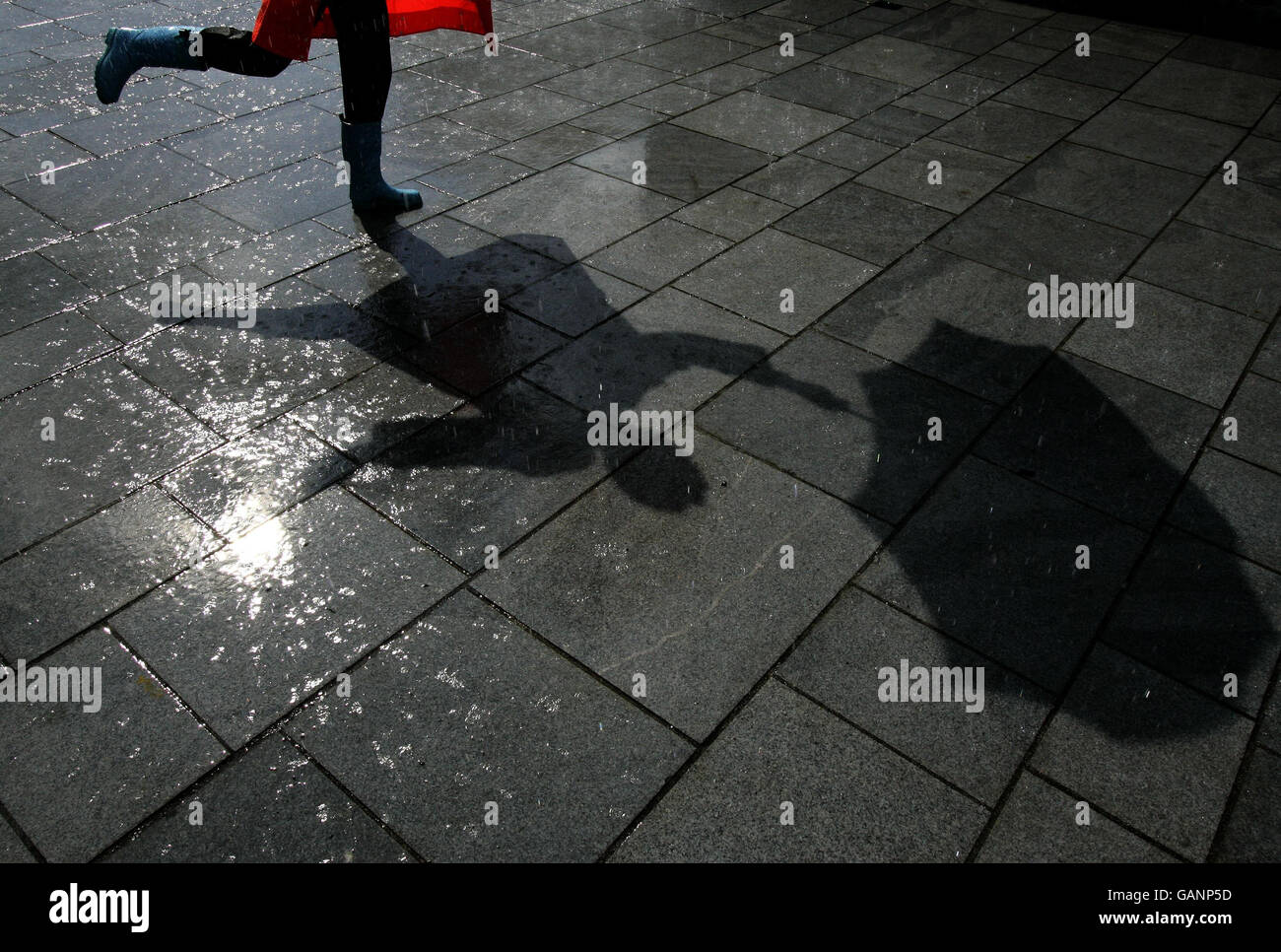 Une danseuse Gampta 'Sing in the Rain' se présentant sous une machine à pluie à la gare de Cowcaddens dans le cadre du premier festival de métro de Glasgow. Banque D'Images