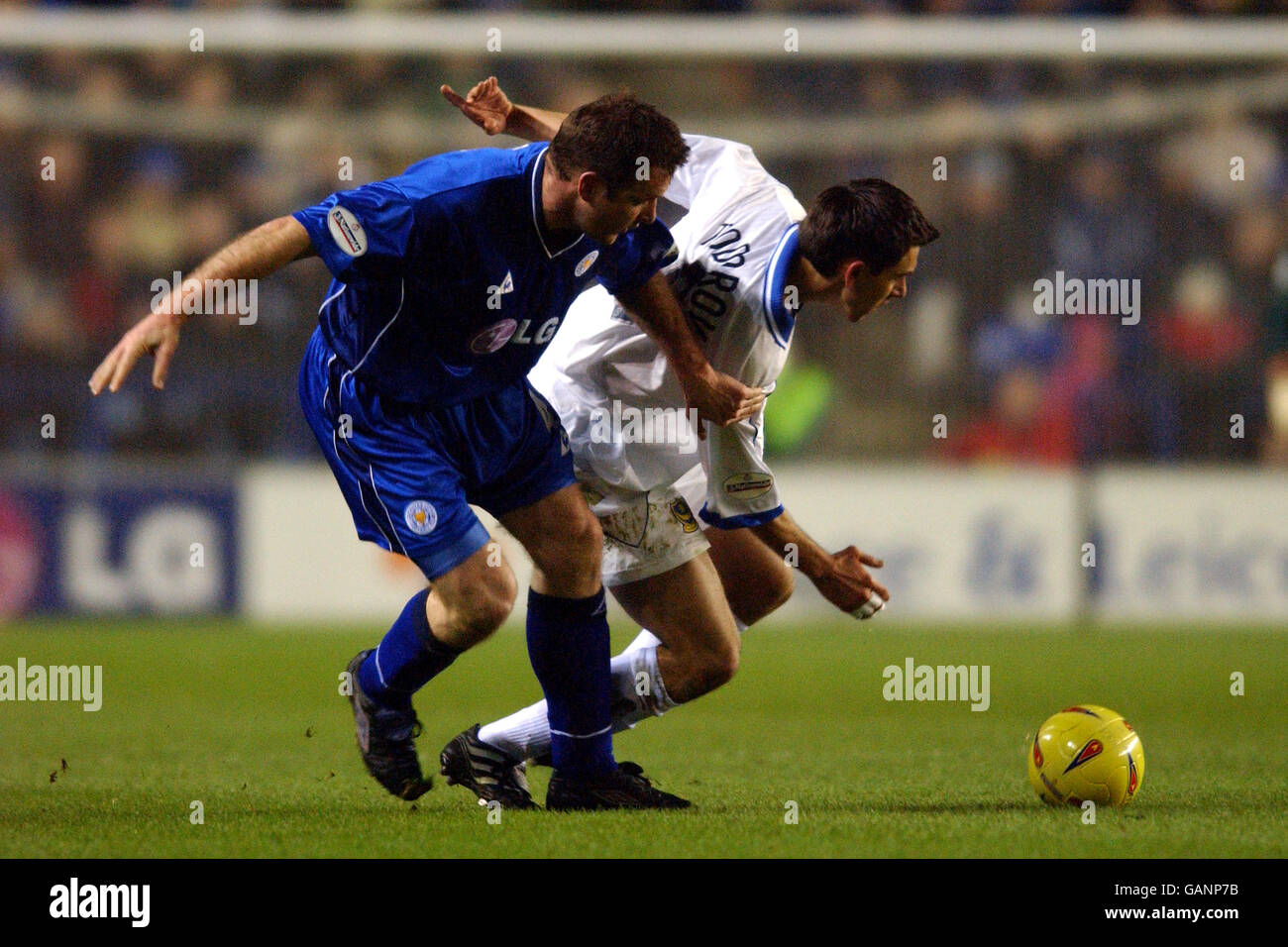 Gerry Taggart de Leicester City (l) ombre Svetoslav Todorov de Portsmouth Banque D'Images