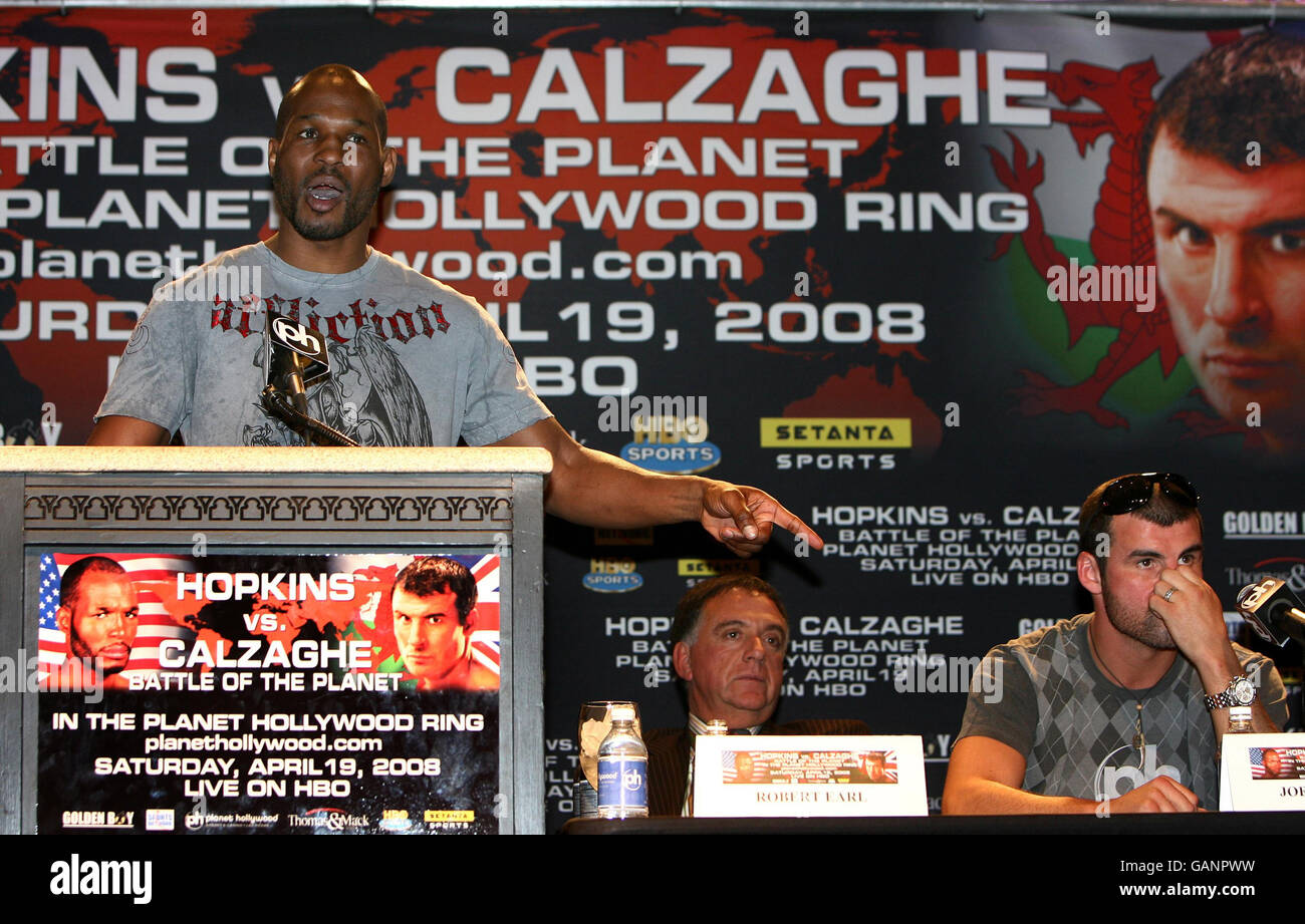 Joe Calzaghe (à droite), en Grande-Bretagne, écoute le discours long prononcé par Bernard Hopkins aux États-Unis lors d'une conférence de presse à l'hôtel Planet Hollywood de Las Vegas, aux États-Unis. Banque D'Images