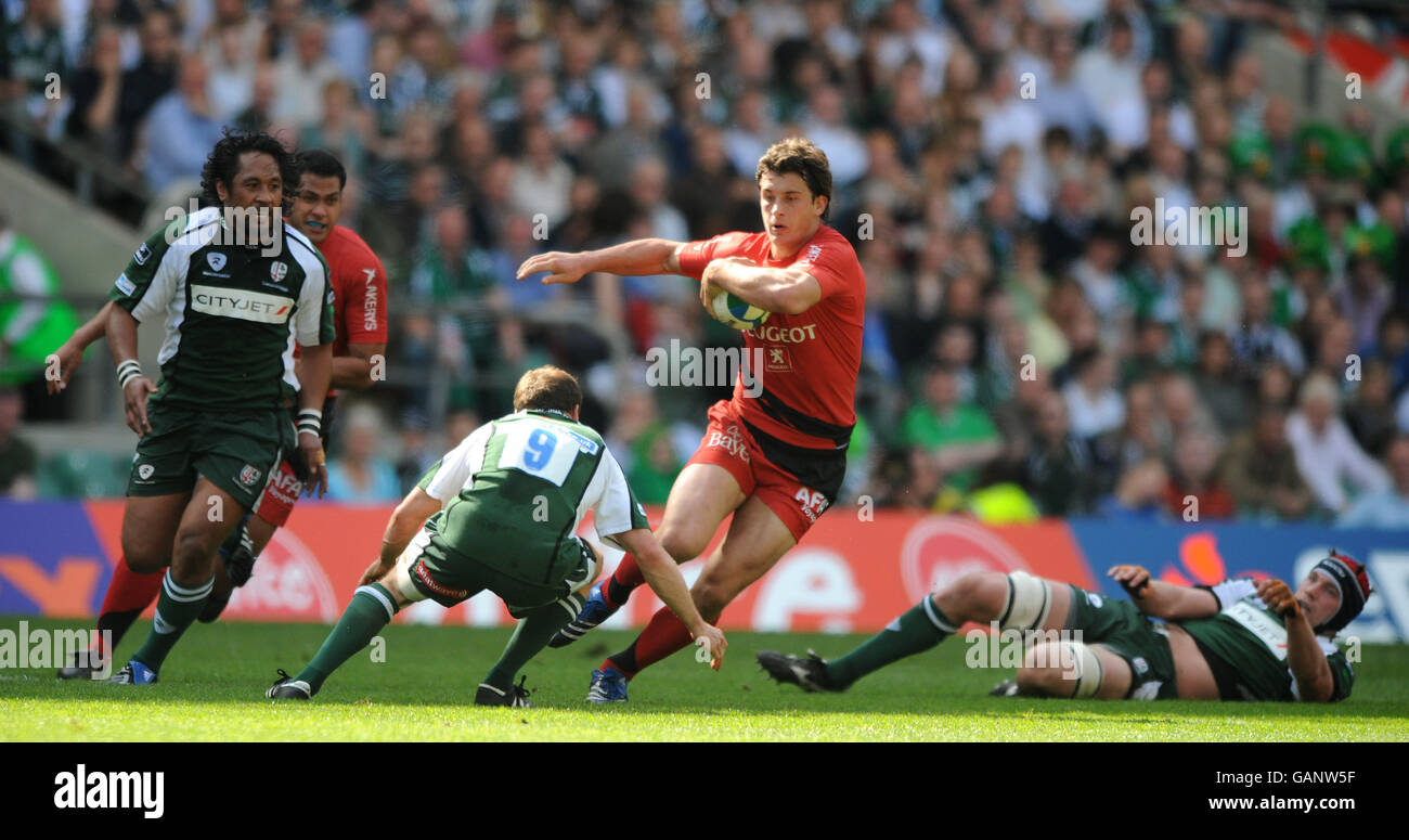 Rugby Union - Heineken Cup - semi final - London Irish / Toulouse - Twickenham.Paul Hodgson, irlandais à Londres, s'attaque au Yannick Jauzion de Toulouse Banque D'Images