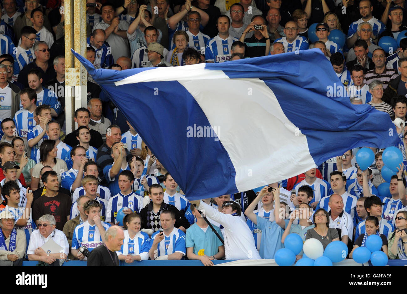 Les fans de Colchester disent Au revoir à Layer Road lors du match de championnat de football Coca-Cola à Layer Road, Colchester. Banque D'Images
