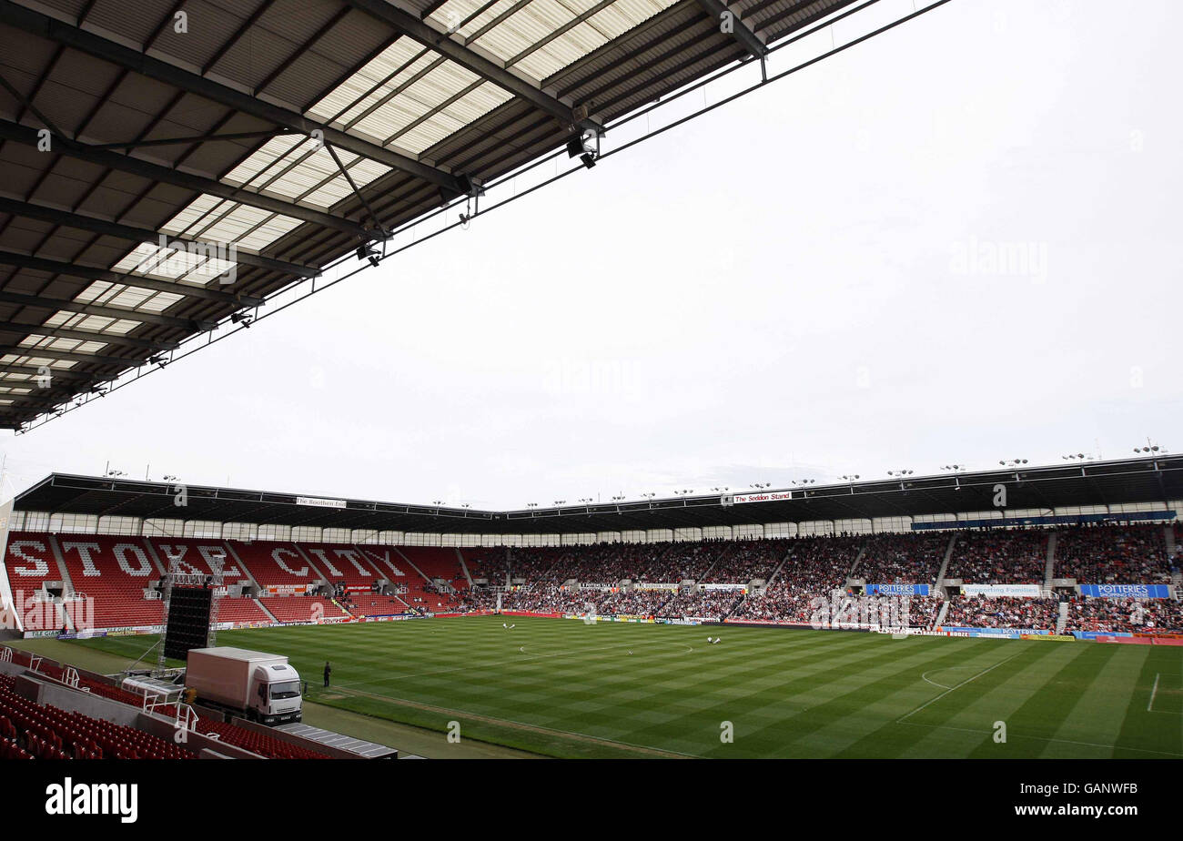 Football - Stoke City Fans regarder sur un grand écran - Britannia Stadium Banque D'Images