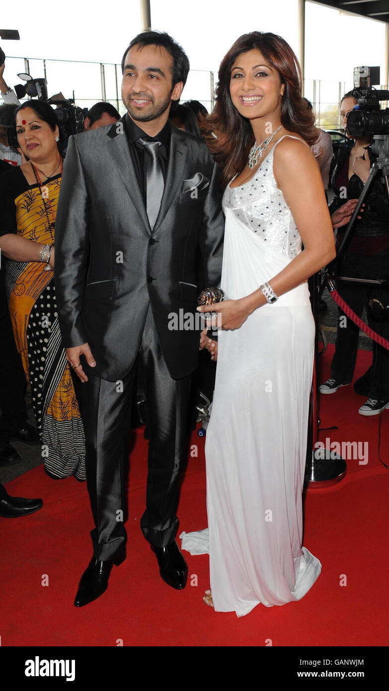 Retransmis avec des informations supplémentaires. Shilpa Shetty arrive avec Raj Kundra au Zee Cine Awards 2008 , Excel, Docklands, dans l'est de Londres. Banque D'Images
