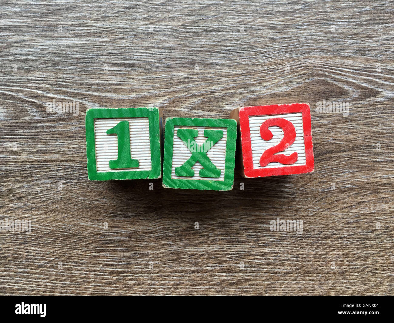 1x2 fait de multiplication à l'aide de blocs en bois chiffres Banque D'Images