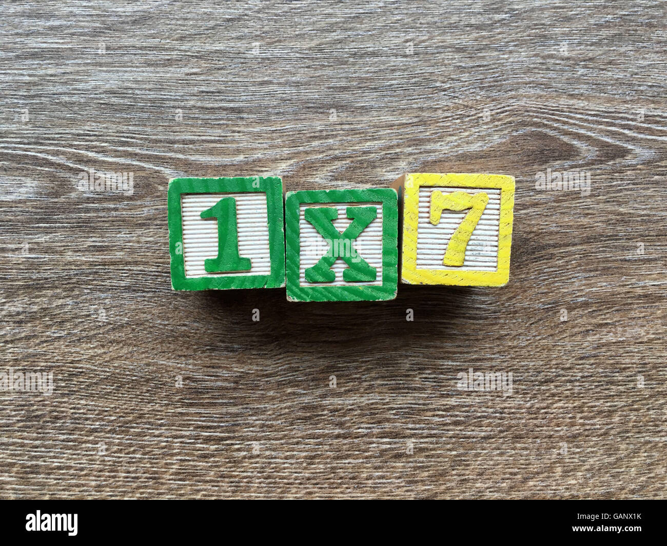 1x7 fait de multiplication à l'aide de blocs en bois chiffres Banque D'Images