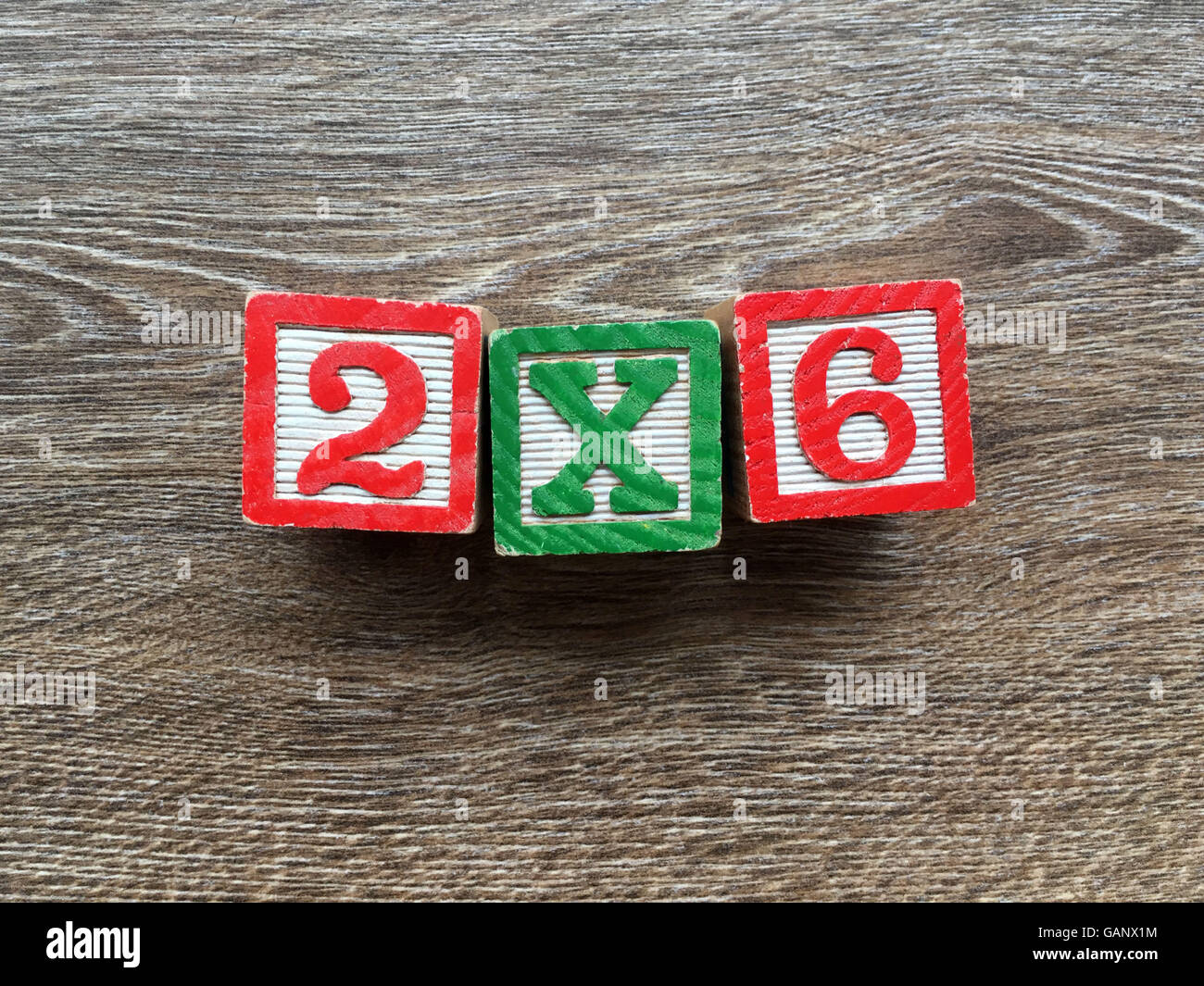 2x6 fait de multiplication à l'aide de blocs en bois chiffres Banque D'Images