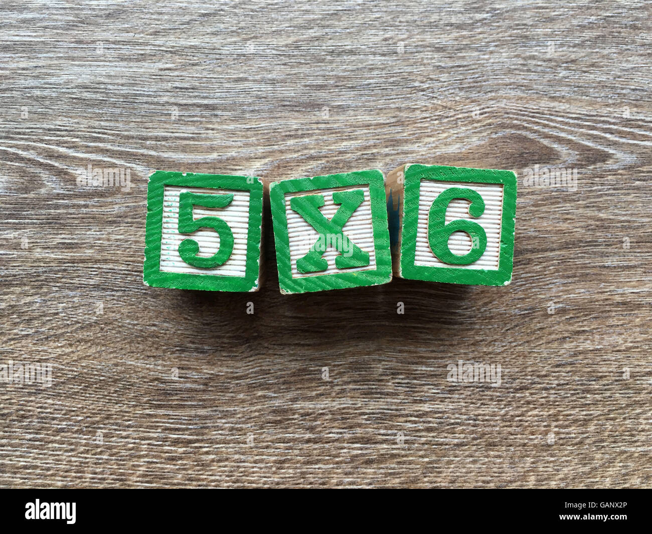 5x6 fait de multiplication à l'aide de blocs en bois chiffres Banque D'Images