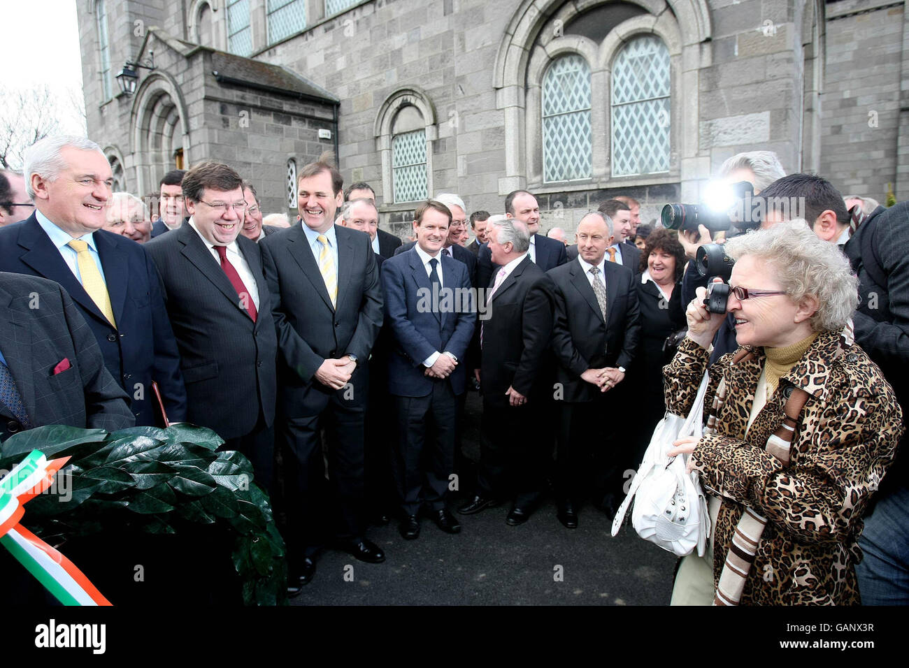 Taoiseach Bertie Ahern TD, à gauche, et Tainaiste Brian Cowen, deuxième à gauche, rient comme ils ont pris leurs photos, lors de la commémoration annuelle de Fianna Fail Arbour Hill à Dublin. Banque D'Images