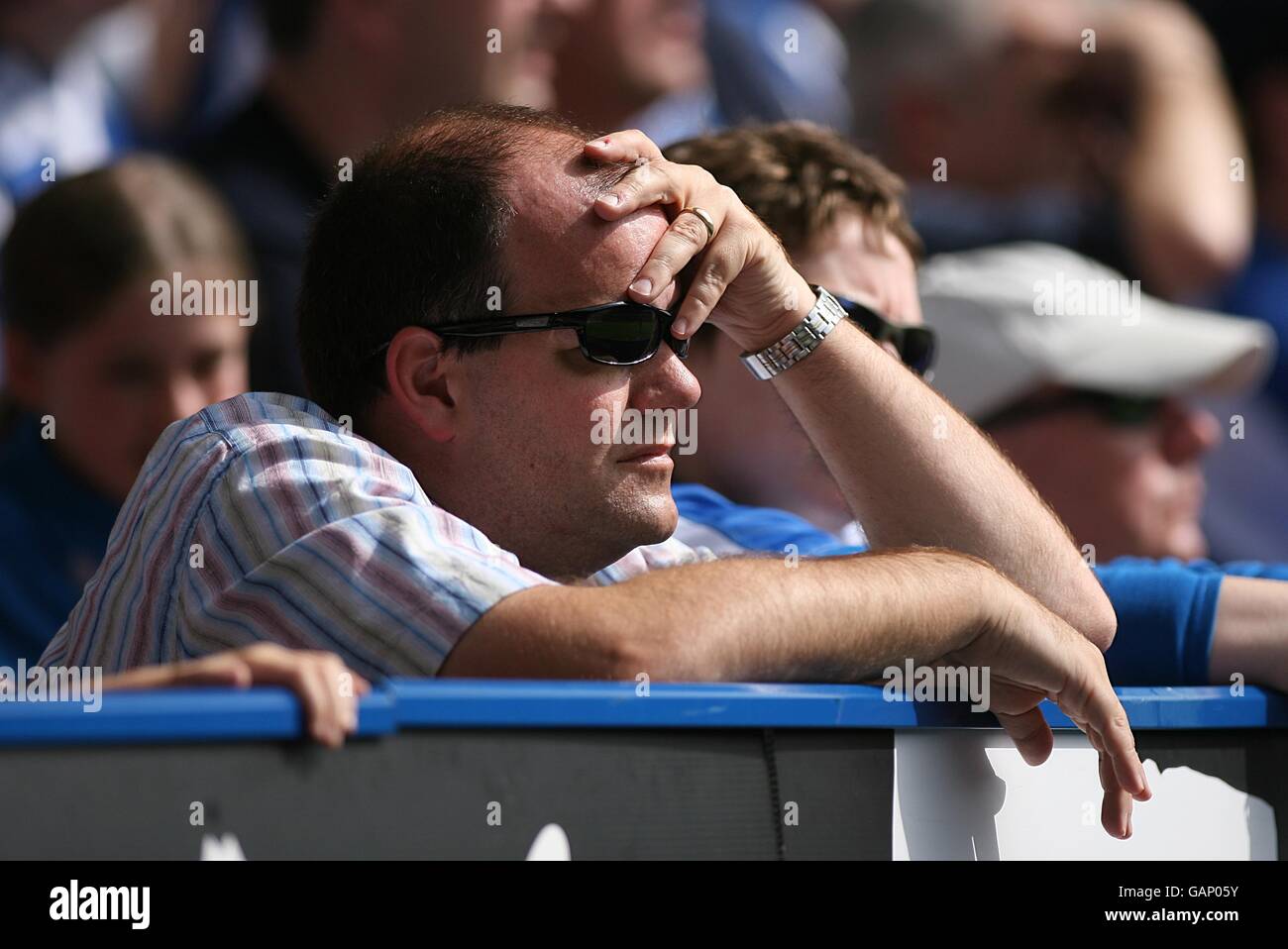 Football - Barclays Premier League - Reading v Tottenham Hotspur - Madejski Stadium.Les fans de lecture ont l'air anxieux, dans les tribunes pendant le match. Banque D'Images