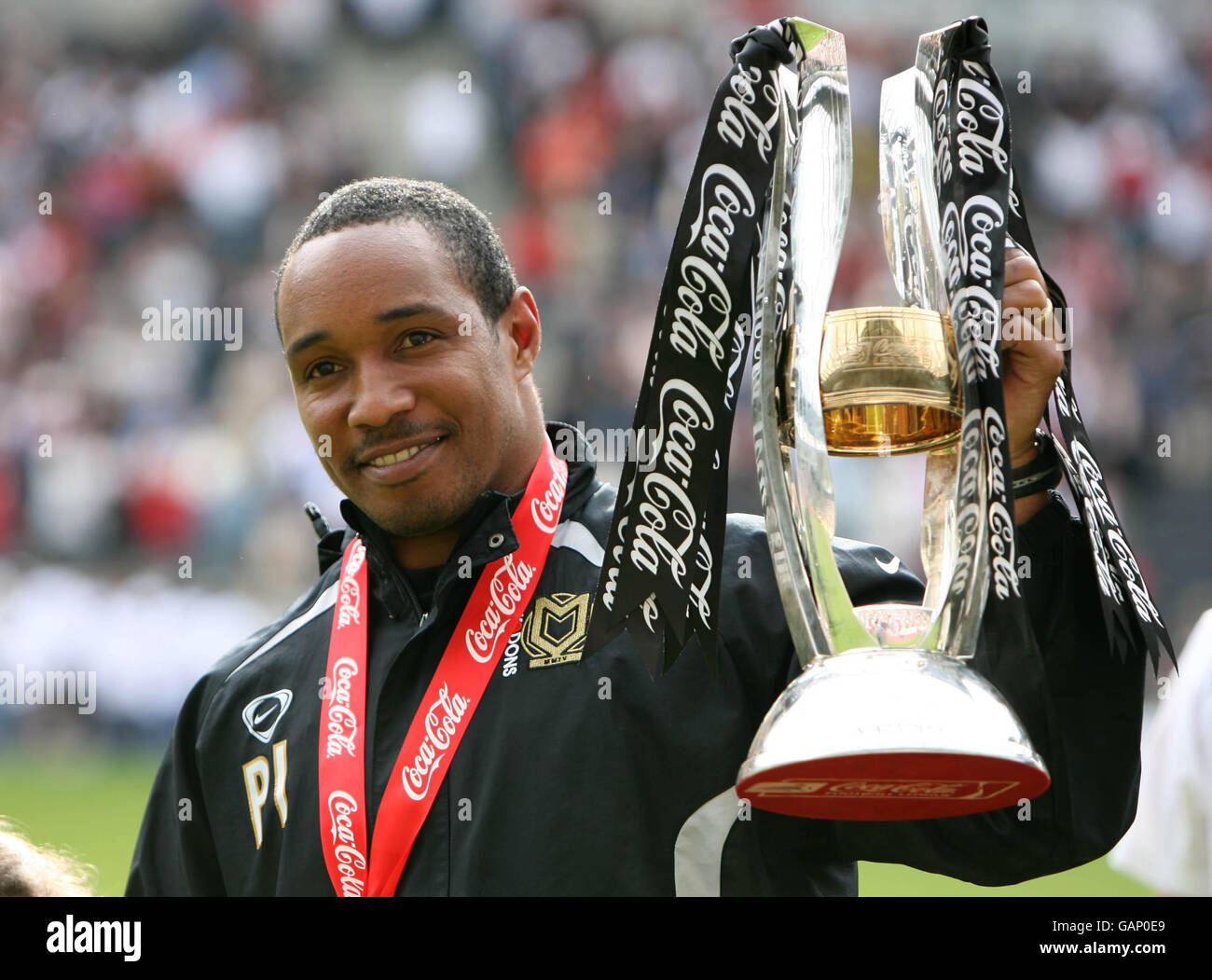 Paul Ince, directeur des donons de Milton Keynes, avec le Trophée de la Ligue deux après le match de la Ligue deux de Coca-Cola au Stade:MK, Milton Keynes. Banque D'Images