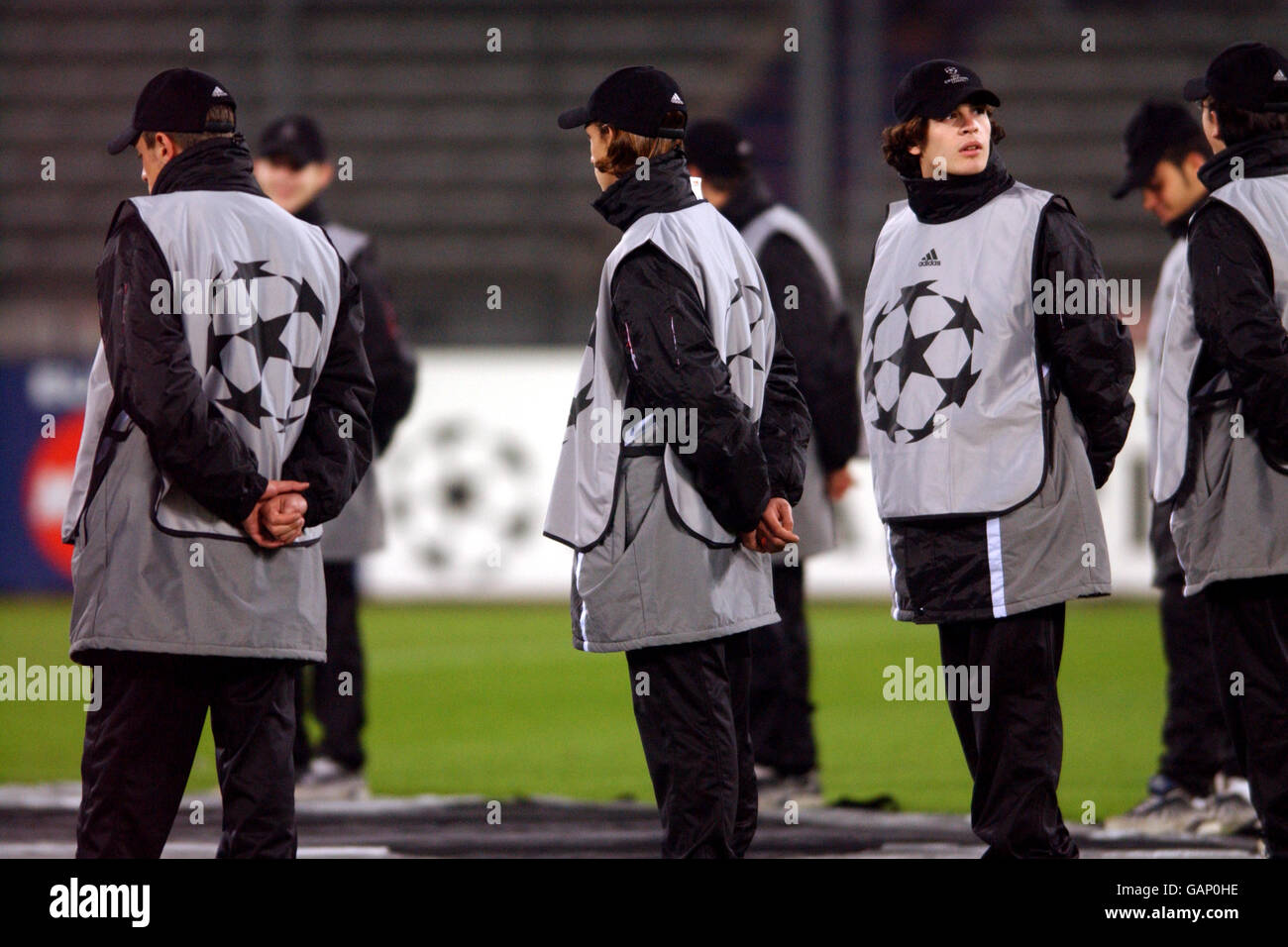 Football - Ligue des champions de l'UEFA - Groupe D - Juventus / Deportivo la Coruna.Les garçons du ballon attendent pour soulever le géant Starball Banque D'Images