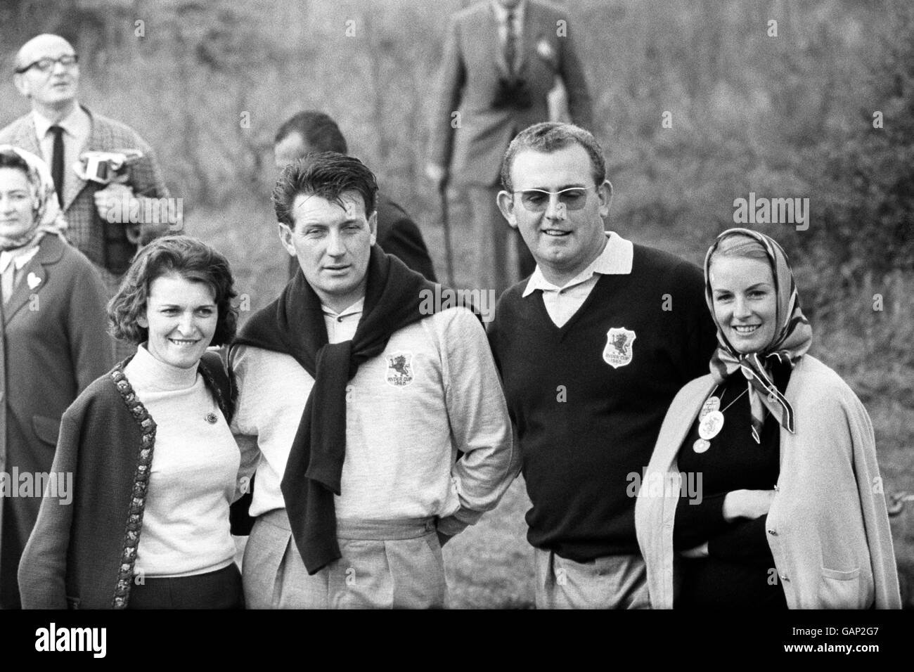 George Wwill et sa femme Fay, tous deux à gauche, avec le partenaire Dave Thomas et sa femme Robbie, après que leurs foursomes de la Ryder Cup triomphent des Américains Dave Marr et Arnold Palmer. Banque D'Images