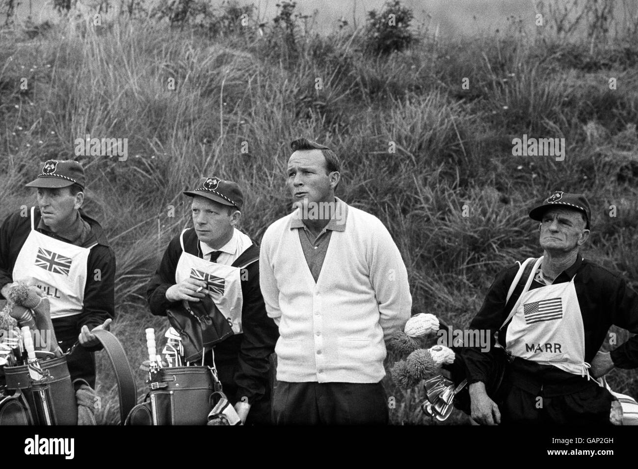 Les Jacks de l'Union sont bien en évidence sur les caddies alors que l'américain Arnold palmer est d'humeur sérieuse sur le 8ème vert alors qu'il est confronté à la défaite dans un match de foursomes avec Dave Marr contre Dave Thomas et George Wwill. Banque D'Images