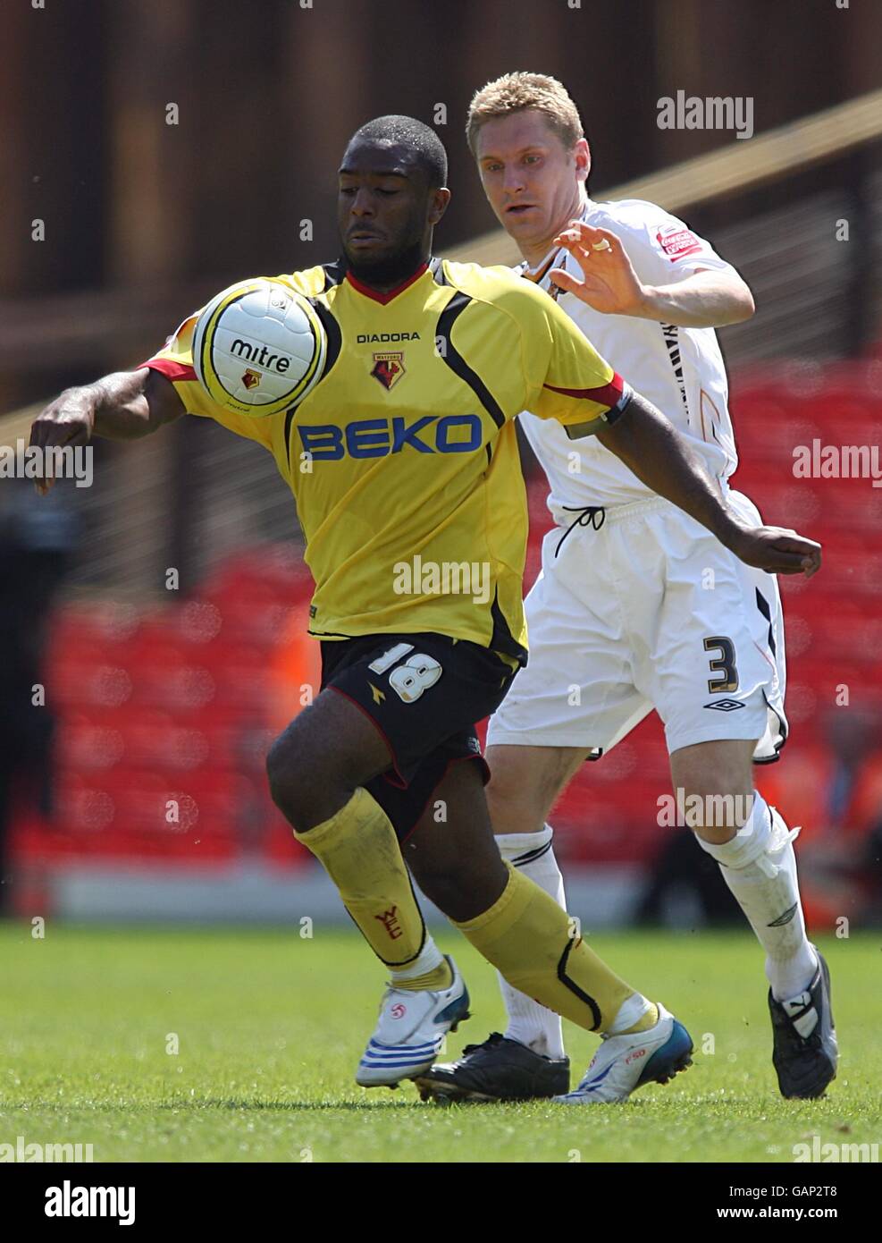 Football - Championnat de la ligue de football Coca-Cola - demi-finale de jeu - première jambe - Watford / Hull City - Vicarage Road.Andy Dawson (à droite) de Hull City et Nathan Ellington de Watford se battent pour le ballon. Banque D'Images