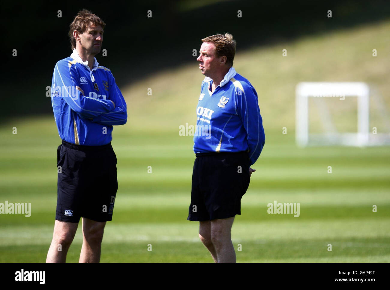 Football - Portsmouth FA Cup dernière journée des médias - Eastleigh.Tony Adams (à gauche) et le directeur Harry Redknapp lors d'une journée médiatique finale de la coupe FA au stade sportif Wellington, à Eastleigh. Banque D'Images