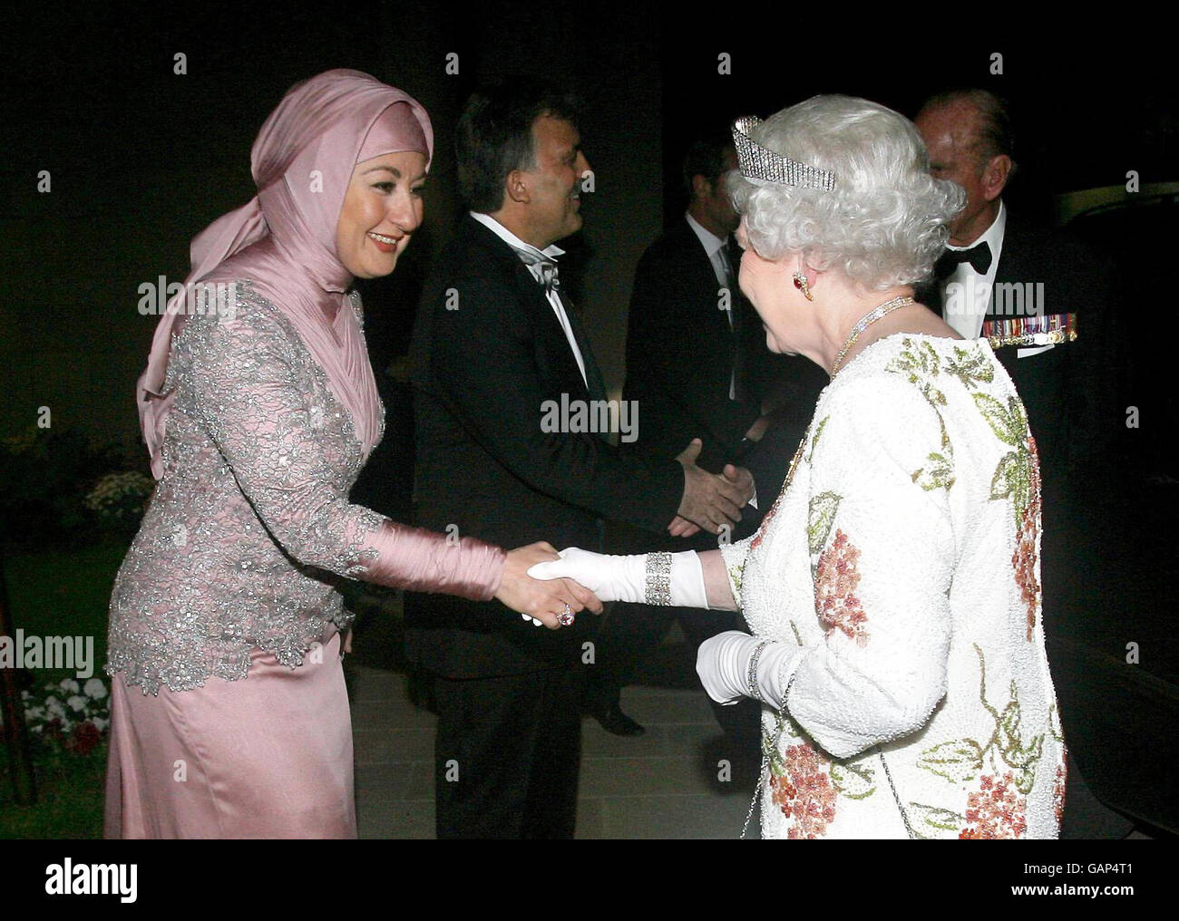 La reine Elizabeth II de Grande-Bretagne est accueillie par l'épouse du président Abdullah Gul, Hayrunnisa Gul, alors qu'elle arrive au Palais présidentiel pour un banquet d'État en son honneur le premier jour de leur visite d'État en Turquie. Banque D'Images