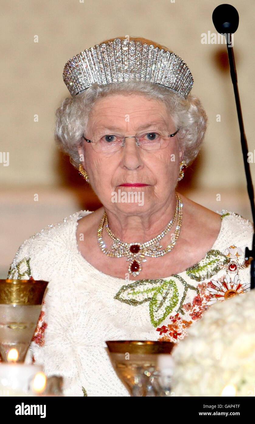 La reine Elizabeth II de Grande-Bretagne se présente lors d'un banquet d'État en son honneur au Palais présidentiel le premier jour de leur visite d'État en Turquie. Banque D'Images