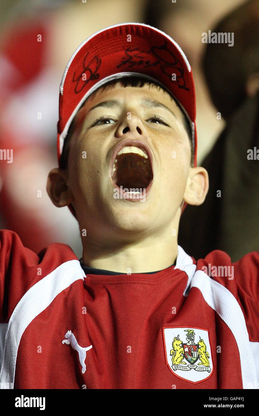 Un jeune fan de Bristol City célèbre dans les tribunes qui l'ont suivi Lee trundle marque son premier but de côté du jeu Banque D'Images