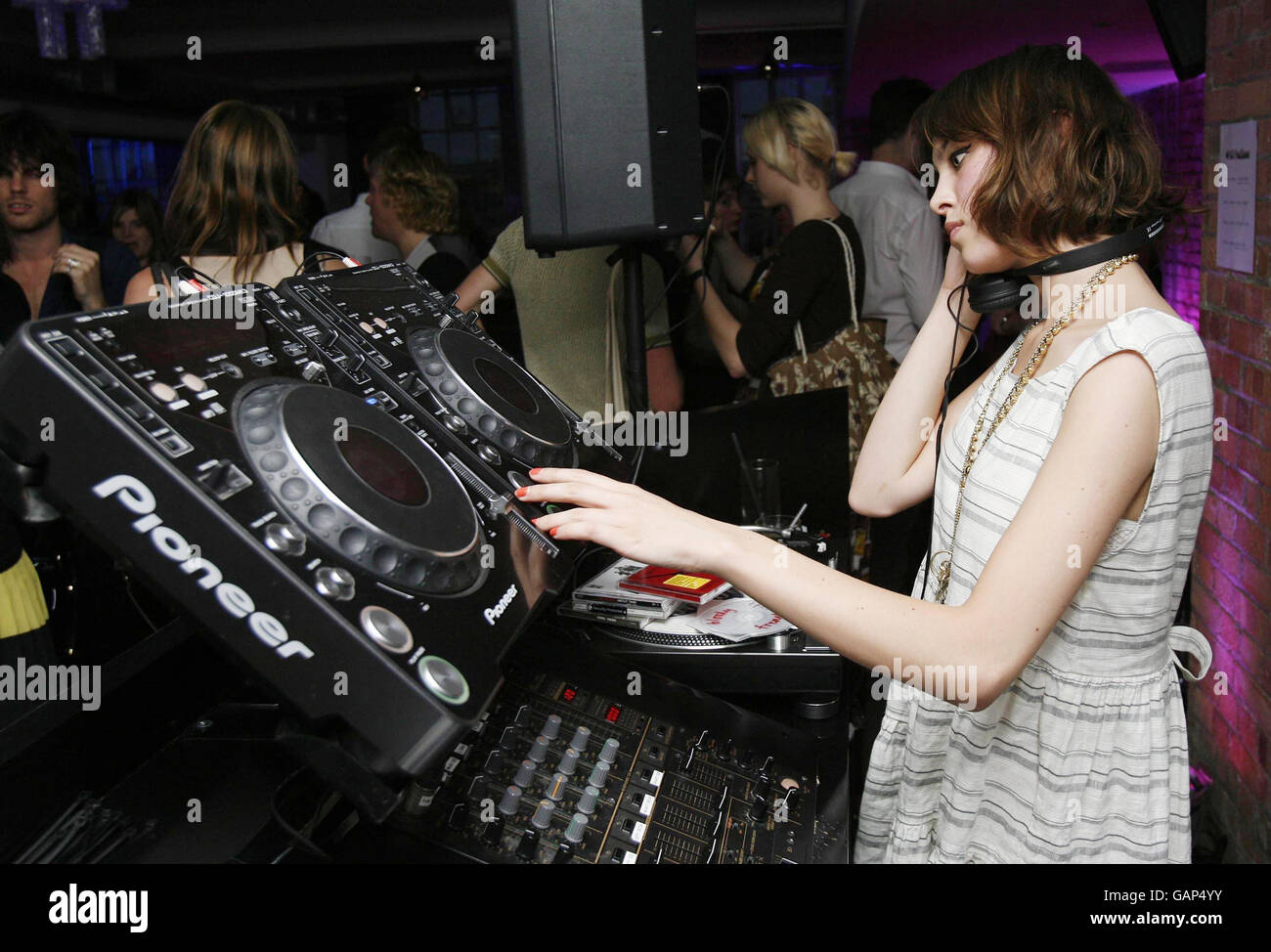 Lancement BT Podshow.com.Alexa Chung dj à la partie de lancement BT Podshow.com à Shoreditch House, Londres. Banque D'Images