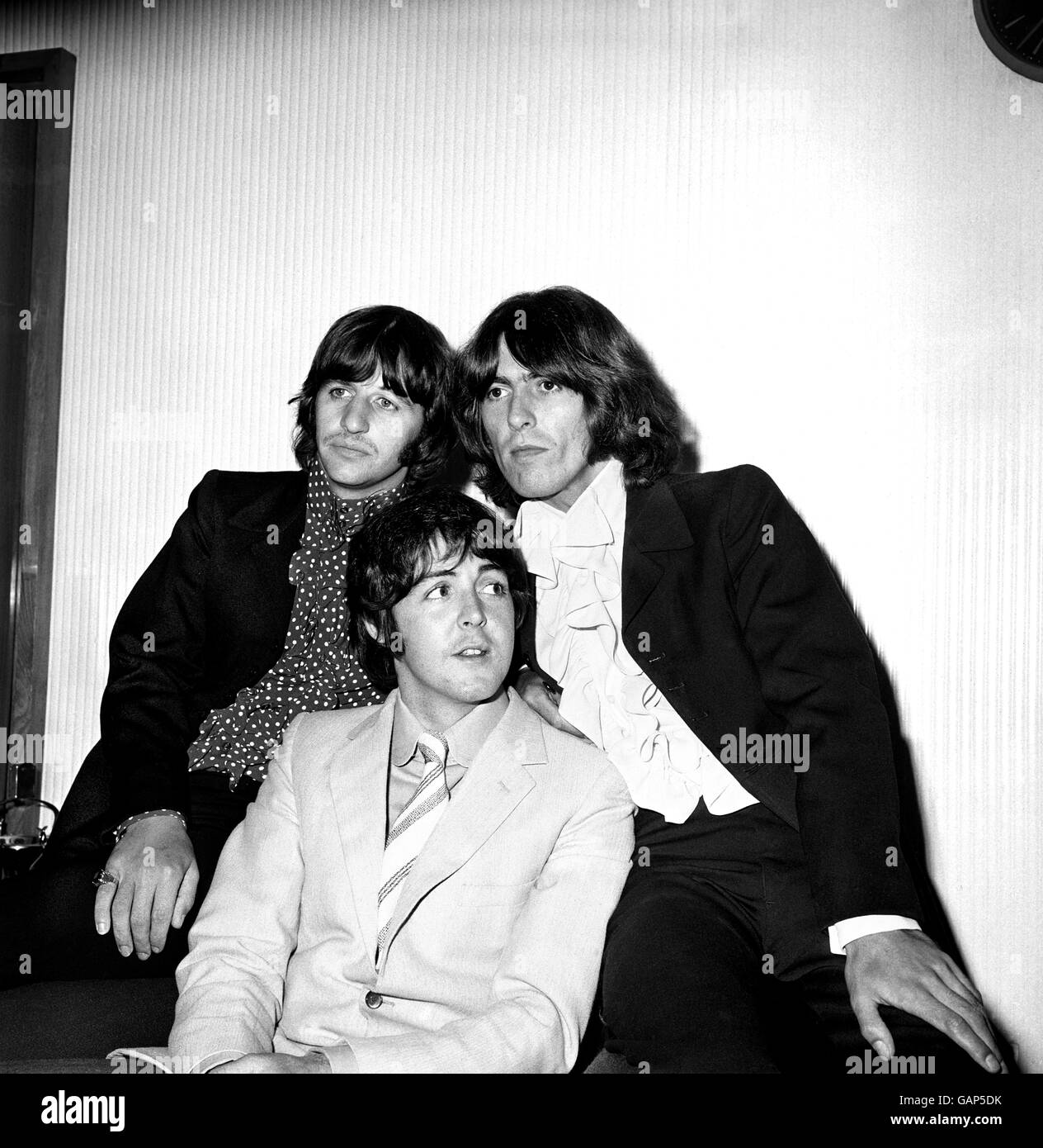 Les membres des Beatles, de gauche à droite, Ringo Starr, Paul McCartney et George Harrison lors d'une revue de presse du sous-marin jaune à la maison Bowater, à Knightsbridge. Banque D'Images