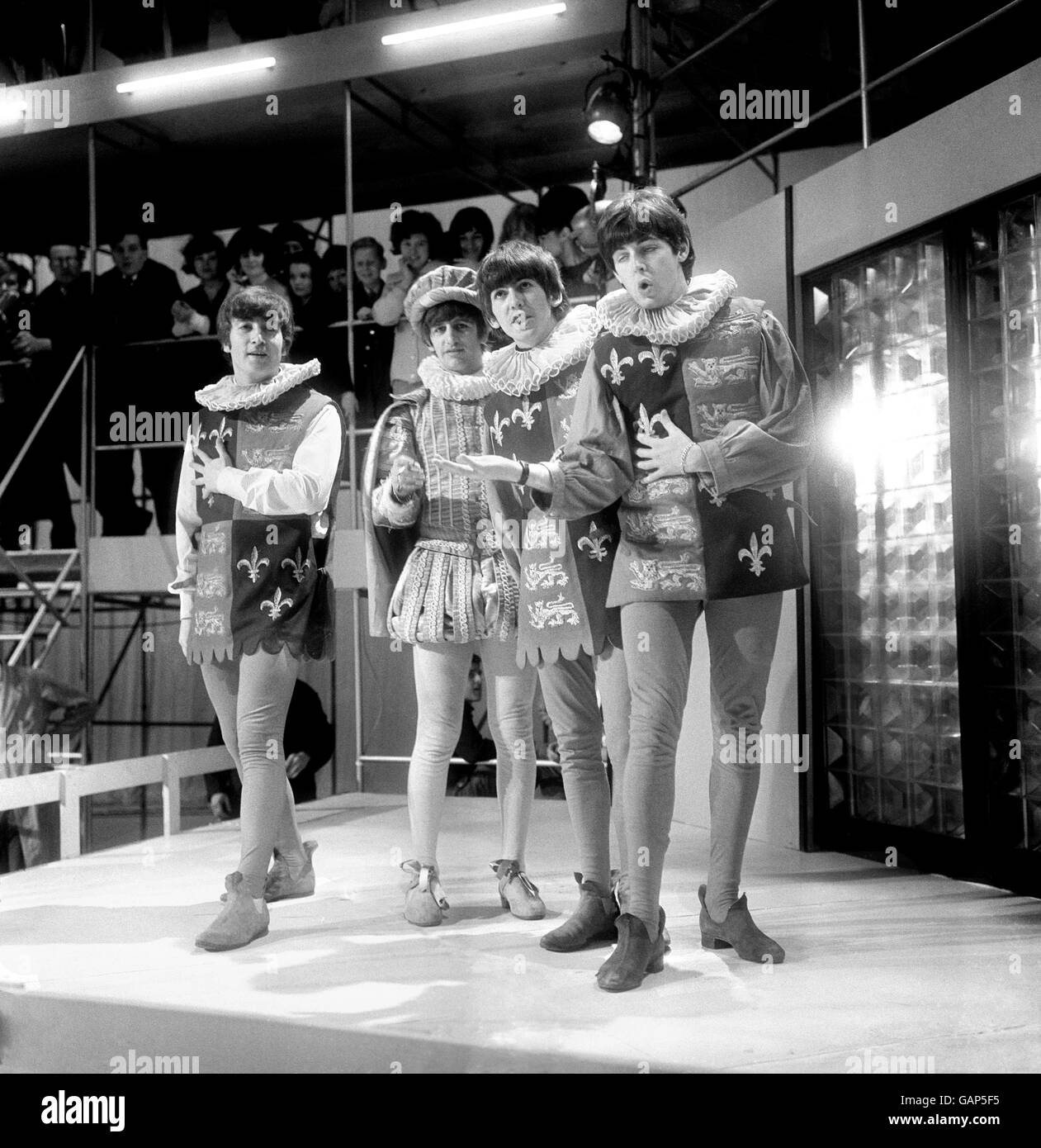 The Beatles - de gauche à droite, John Lennon, Ringo Starr, George Harrison, et Paul McCartney au Wembley Studio de Rediffusion répètent pour « Around the Beatles », la première émission télévisée britannique construite autour du groupe. Banque D'Images