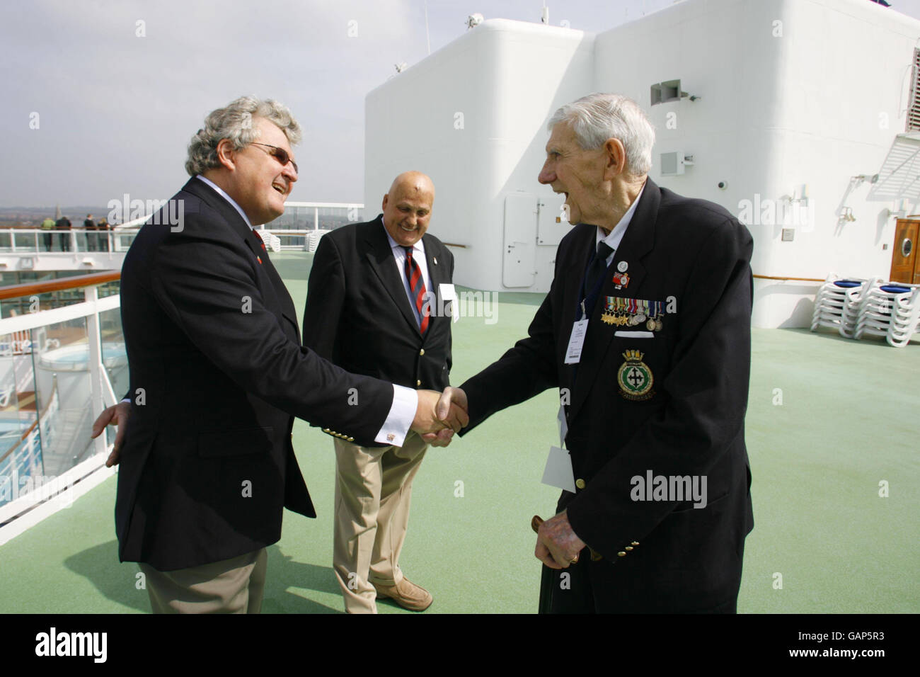 Les anciens gardes gallois John Jones (à gauche) et Neil Wilkinson partagent une blague avec l'ancien maître P&O d'Arms Stanley Selwood (à droite), car ils sont réunis après 26 ans. Ils se sont réunis à une réunion des infirmières des navires de guerre des Malouds et de certains des militaires gravement blessés qu'ils ont soignés dans l'Atlantique Sud en 1982. Banque D'Images