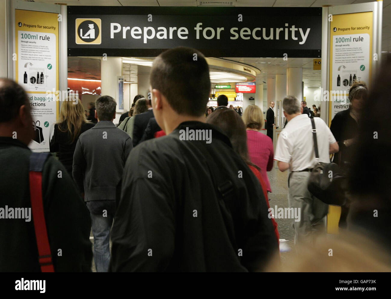 Les passagers aériens passent par la sécurité lors de la journée de sensibilisation du projet Griffin un programme visant à sensibiliser davantage le personnel de l'aéroport à la sécurité. Banque D'Images