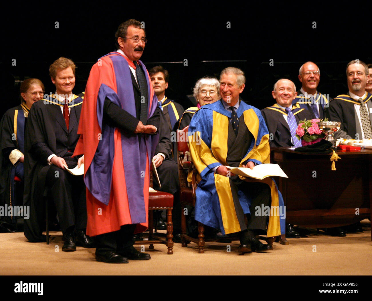 Le Prince de Galles écoute le professeur Lord Winston (à gauche) lors de la cérémonie annuelle de remise des prix du Royal College of Music, à Londres. Banque D'Images