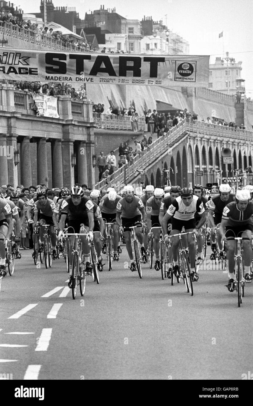 Le début de la première étape de la course de lait de 1976 commence à partir de Madeira Road, Brighton. Les cyclistes sont sur le chemin de Swindon dans le Wiltshire. Banque D'Images Le début de la première étape de la course de lait de 1976 commence à partir de Madeira Road, Brighton. Les cyclistes sont sur le chemin de Swindon dans le Wiltshire. Banque D'Images